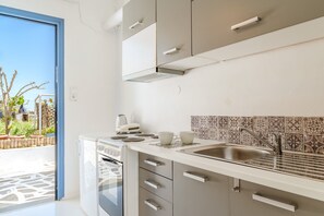 Jääkaappi, uuni, liesi, kahvin-/teenkeitin