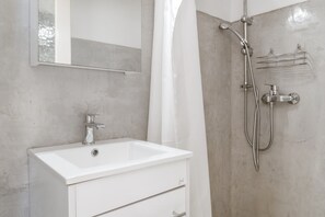 Douche, séchoir à cheveux, serviettes fournies