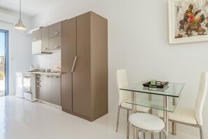 Fridge, oven, stovetop, coffee/tea maker