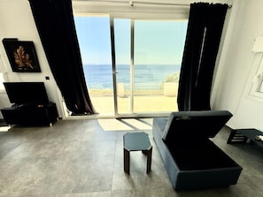 TV - Studio 'Theasea' with Private Garden, Wi-Fi and Air Conditioning (Tinos)