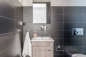Dusche, Haartrockner, Handtücher