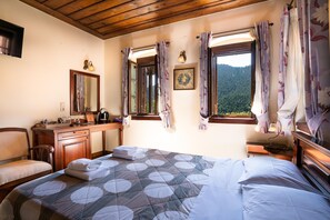 1 bedroom, free WiFi, bed sheets - Double - Morea Room with Mountain View, Private Terrace, and Wi-Fi (Karpenision)