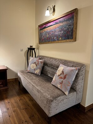 TV - Double - Morea Room with Mountain View, Private Terrace, and Wi-Fi (Karpenision)