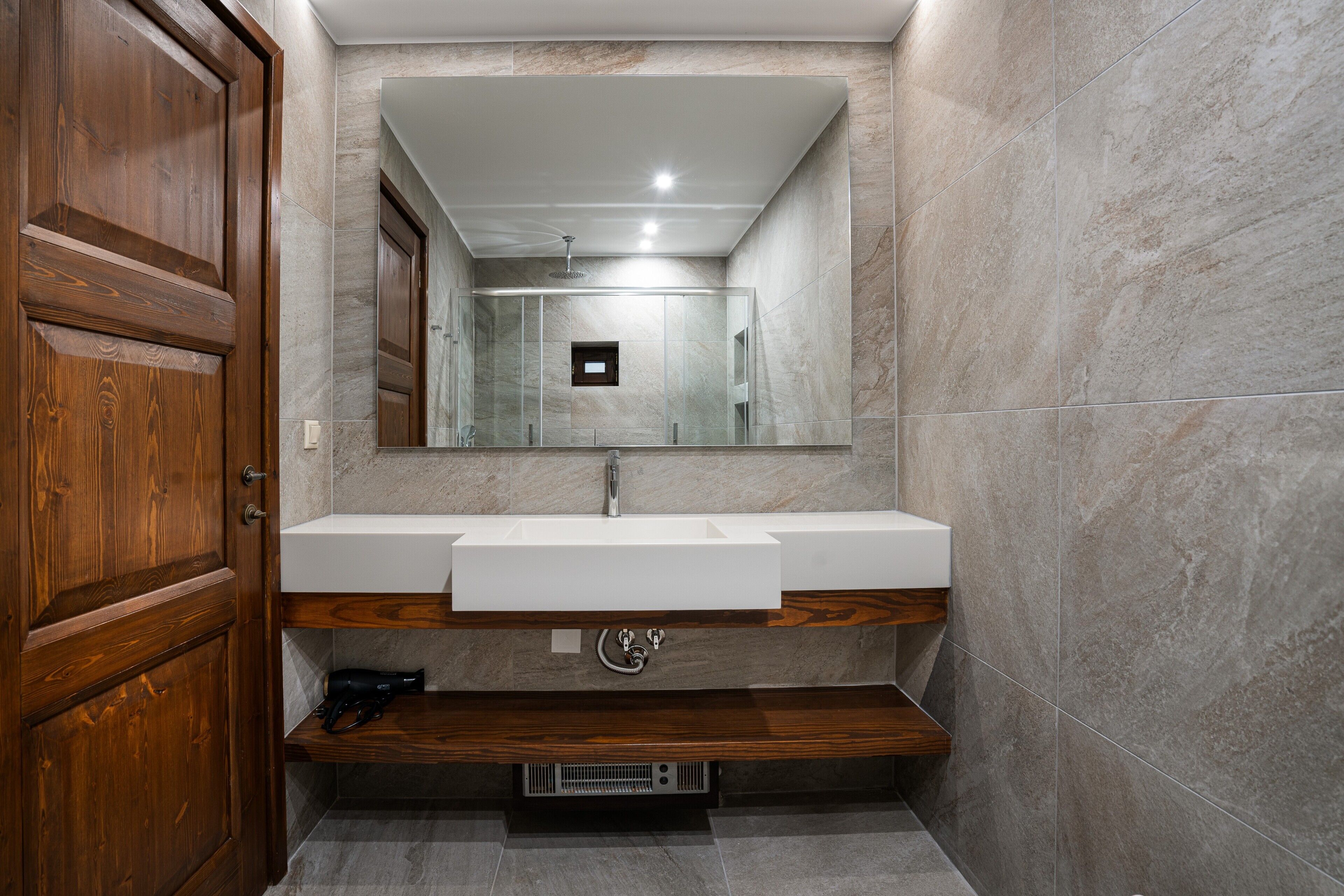 Dutxa, assecador de cabells i tovalloles 