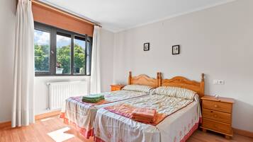 2 slaapkamers, een strijkplank/strijkijzer, gratis wifi, beddengoed