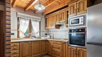 Réfrigérateur, four à micro-ondes, surface de cuisson, cafetière-théière