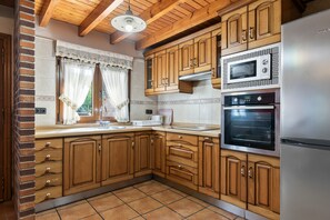 Fridge, microwave, stovetop, coffee/tea maker - Country House 'Nuberu' with Mountain View, Wi-Fi and Air Conditioning (Soto de Dueñas)