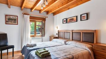 2 bedrooms, iron/ironing board, free WiFi, bed sheets