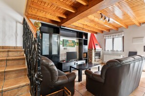 TV - Country House 'Nuberu' with Mountain View, Wi-Fi and Air Conditioning (Soto de Dueñas)