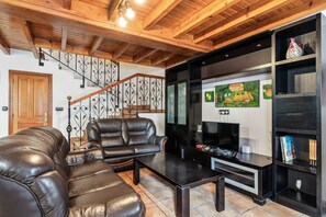 TV - Country House 'Nuberu' with Mountain View, Wi-Fi and Air Conditioning (Soto de Dueñas)