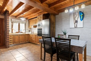 Dining - Country House 'Nuberu' with Mountain View, Wi-Fi and Air Conditioning (Soto de Dueñas)