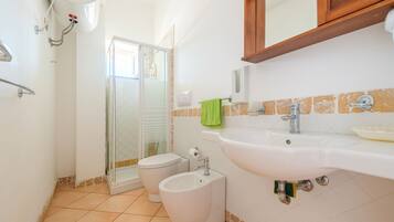 Ducha, secador de pelo y toallas