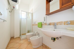 Een douche, een haardroger, handdoeken