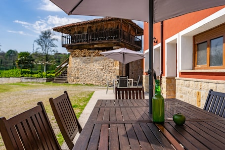 Outdoor dining. Rural house 'La Xana' with mountain views, pool and barbecue