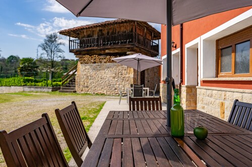 Rural house 'La Xana' with mountain views, pool and barbecue