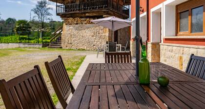 Rural house 'La Xana' with mountain views, pool and barbecue