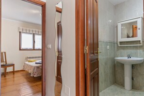 Douche, séchoir à cheveux, serviettes fournies