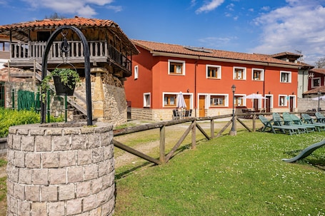 Exterior. Casa rural 'El Trasgu' con vistas a la montaña, piscina y barbacoa