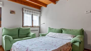 2 bedrooms, iron/ironing board, free WiFi, bed sheets