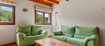 Casa rural 'El Trasgu' con vistas a la montaña, piscina y barbacoa