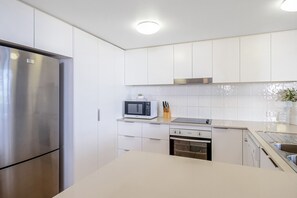 Jääkaappi, mikroaaltouuni, uuni, liesi