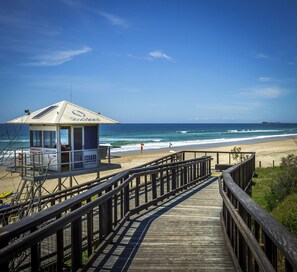 On the beach - Beachfront Apt with rooftop spa across from Marcoola Beach (Marcoola)