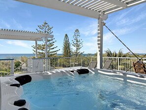 Outdoor spa tub - Beachfront Apt with rooftop spa across from Marcoola Beach (Marcoola)