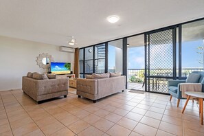 Smart TV, books - Beachfront Apt with rooftop spa across from Marcoola Beach (Marcoola)