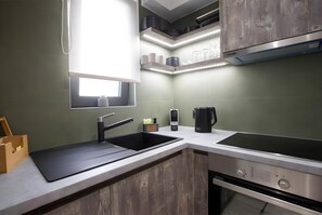 Fridge, oven, stovetop, coffee/tea maker