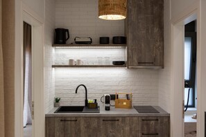 Fridge, stovetop, coffee/tea maker, electric kettle