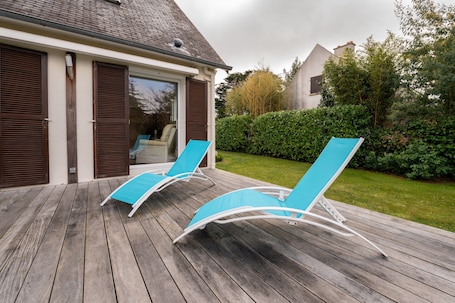 Terrace/patio. Holiday Home 'Esprit Maritime' with Private Terrace, Private Garden and Wi-Fi