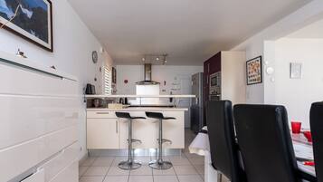 Réfrigérateur, four à micro-ondes, un four, surface de cuisson