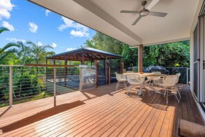 Outdoor dining - Contemporary Home in the Heart of Mudjimba (Mudjimba)