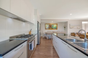 Fridge, microwave, oven, stovetop - Contemporary Home in the Heart of Mudjimba (Mudjimba)