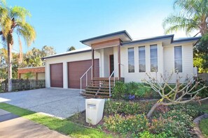 Exterior - Contemporary Home in the Heart of Mudjimba (Mudjimba)