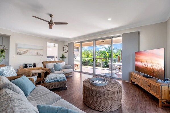 Smart TV, books - Contemporary Home in the Heart of Mudjimba (Mudjimba)