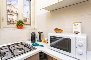 Réfrigérateur, micro-ondes, plaque de cuisson, cafetière/bouilloire