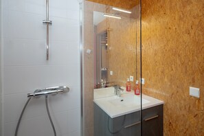 Shower, towels