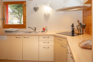 Fridge, microwave, oven, stovetop - Chalet '331 - Village Nordique' with Mountain View, Shared Pool and Private Terrace (La Féclaz)