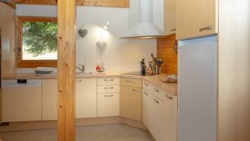 Een koelkast, een microgolfoven, een oven, een kookplaat