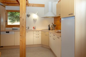 Køleskab, mikrobølgeovn, ovn, kogeplade