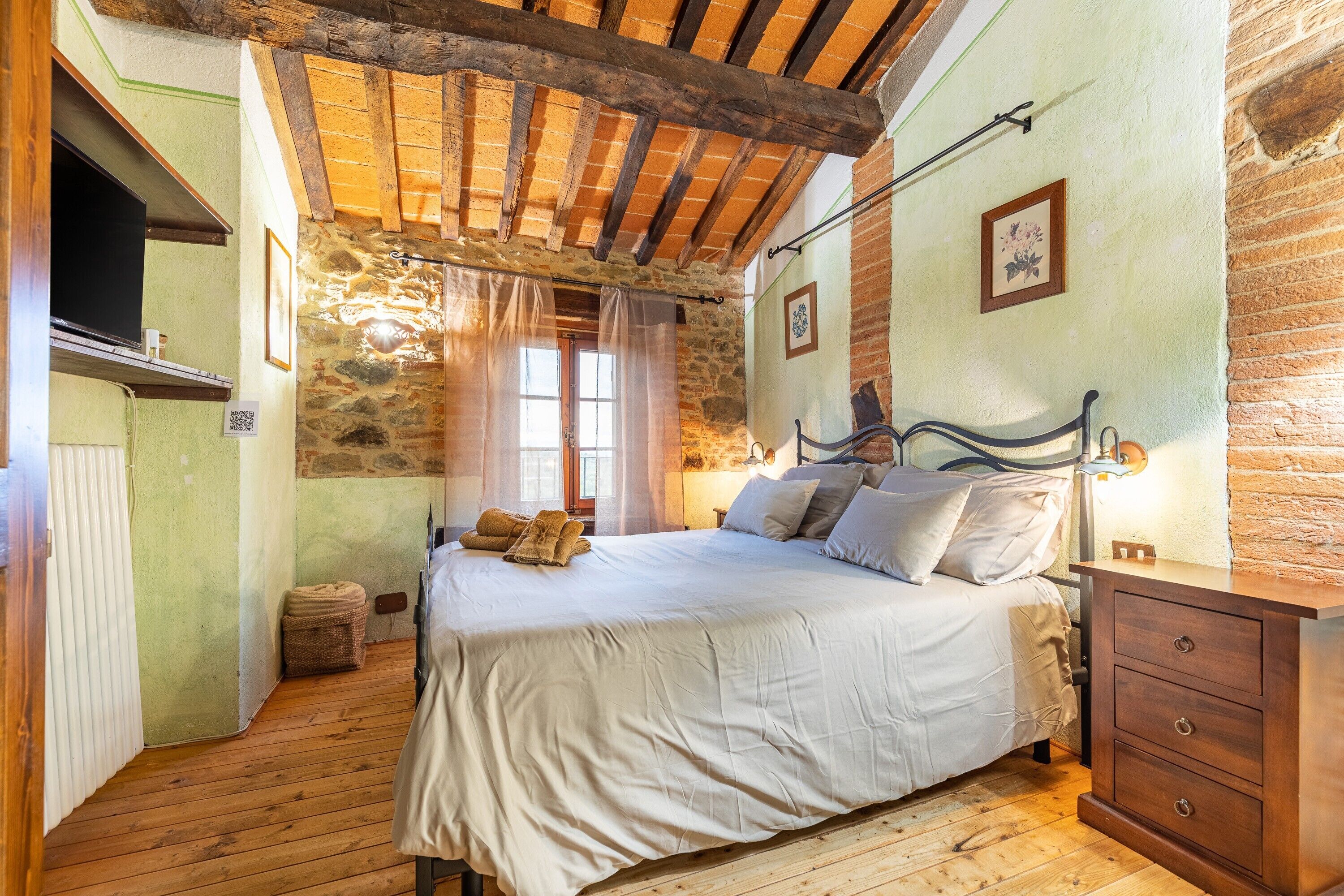 2 bedrooms, desk, iron/ironing board, free WiFi