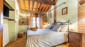 2 bedrooms, desk, iron/ironing board, free WiFi