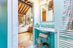 Shower, free toiletries, towels