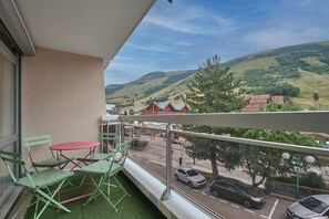 Outdoor dining - Apartment 'Boutique Central Les 2 Alpes' with Mountain View, Balcony and Wi-Fi (Les Deux-Alpes)