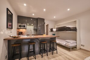 Réfrigérateur, four à micro-ondes, un four, surface de cuisson