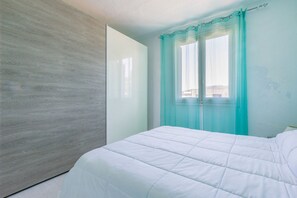 1 多间卧室、熨斗/熨衣板、床单