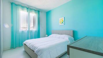 1 slaapkamer, een strijkplank/strijkijzer, beddengoed