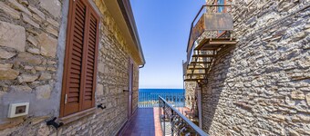 Apartment 'La Risacca Suite' with Sea View, Private Terrace and Air Conditioning