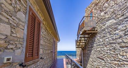 Apartment 'La Risacca Suite' with Sea View, Private Terrace and Air Conditioning